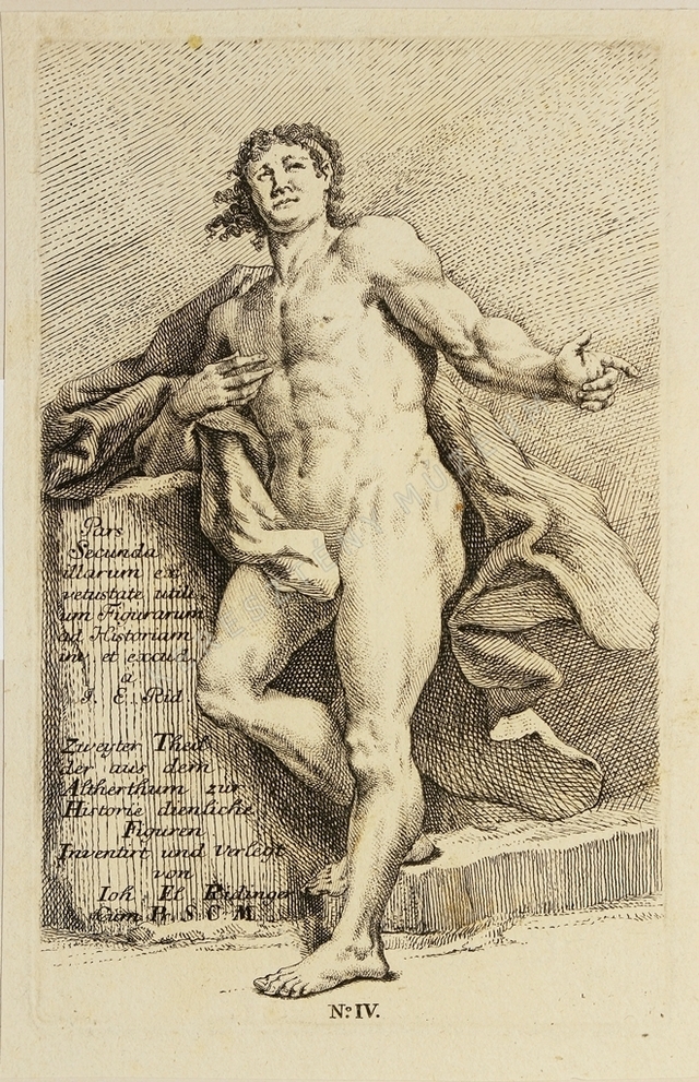 Feliratos sziklatömbre támaszkodó fiatal férfi