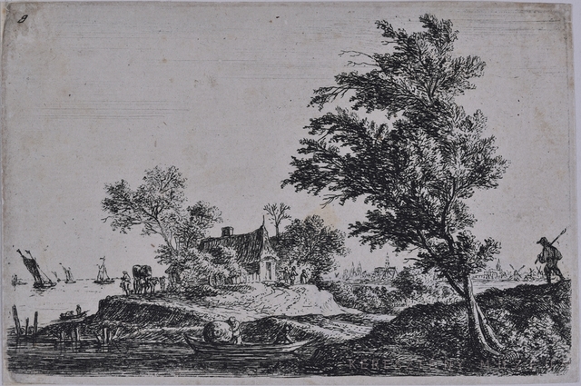 Két nagy fa mellett menő utas